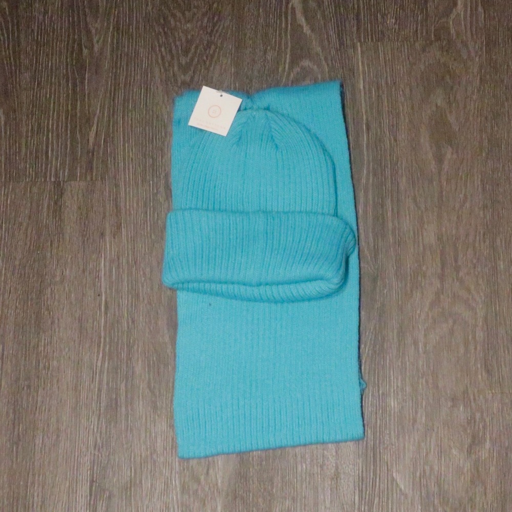 Four Buttons hat and scarf set.